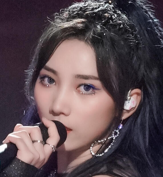 su ruiqi holding a microphone performing