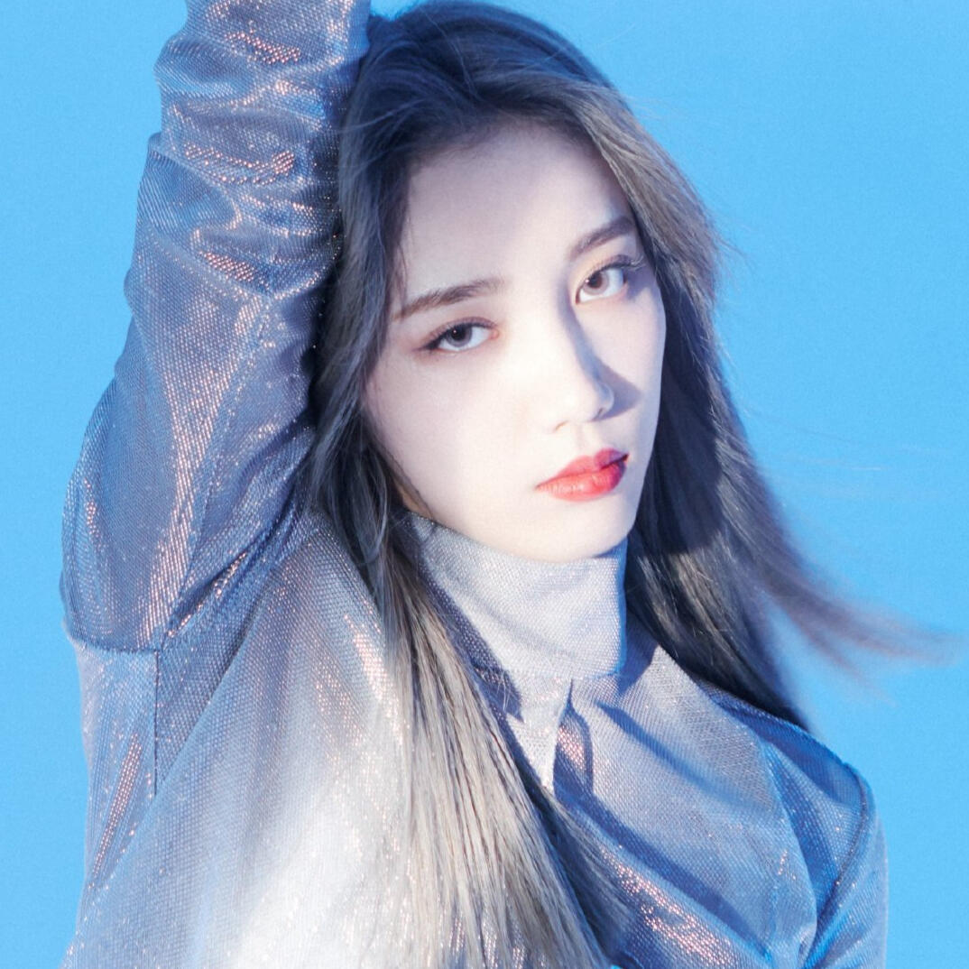 su ruiqi wearing face mask holding a yogurt drink bottle